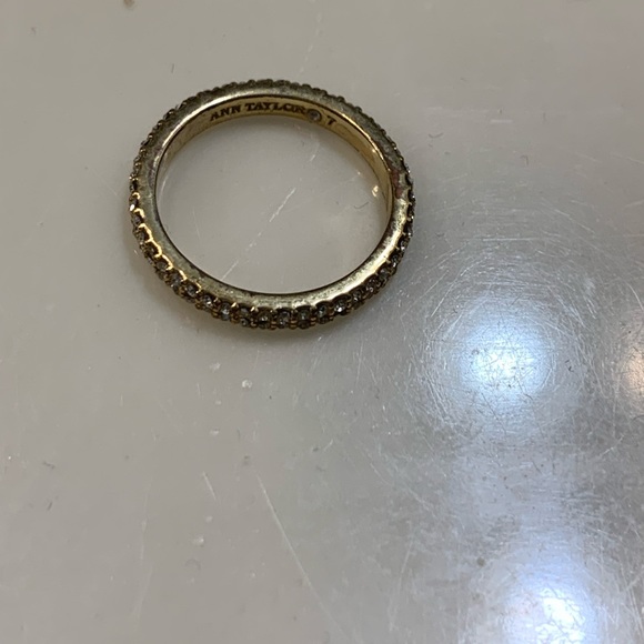 ❌SOLD❌ ✨4X HP✨ Ann Taylor crystal stacking gold ring set size 7 - Picture 4 of 6